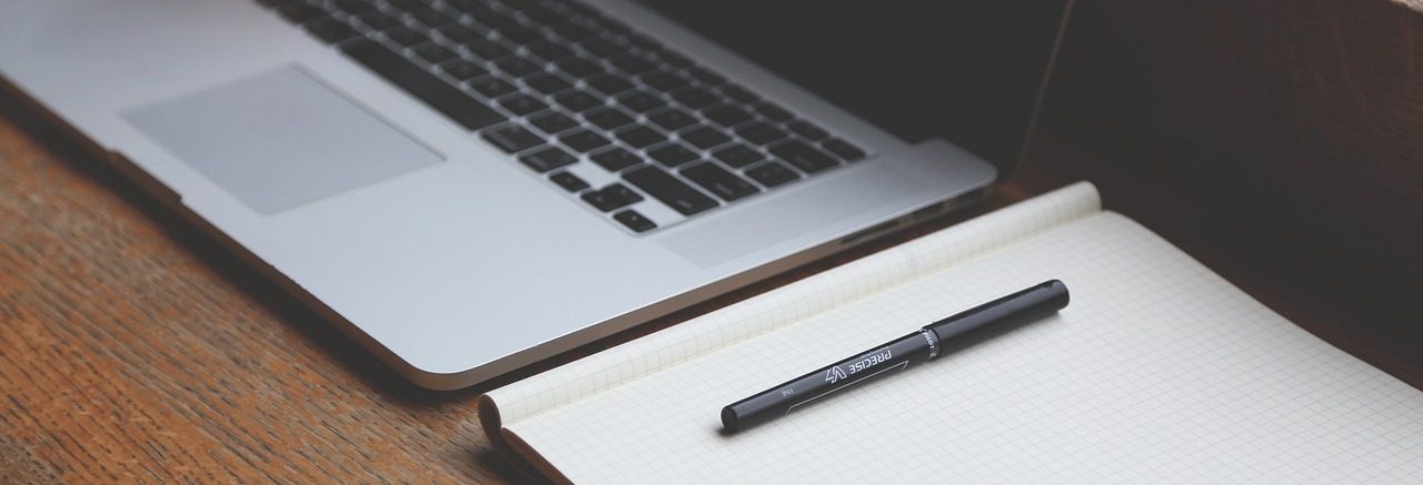 desk-593327_1280-1280×437-1
